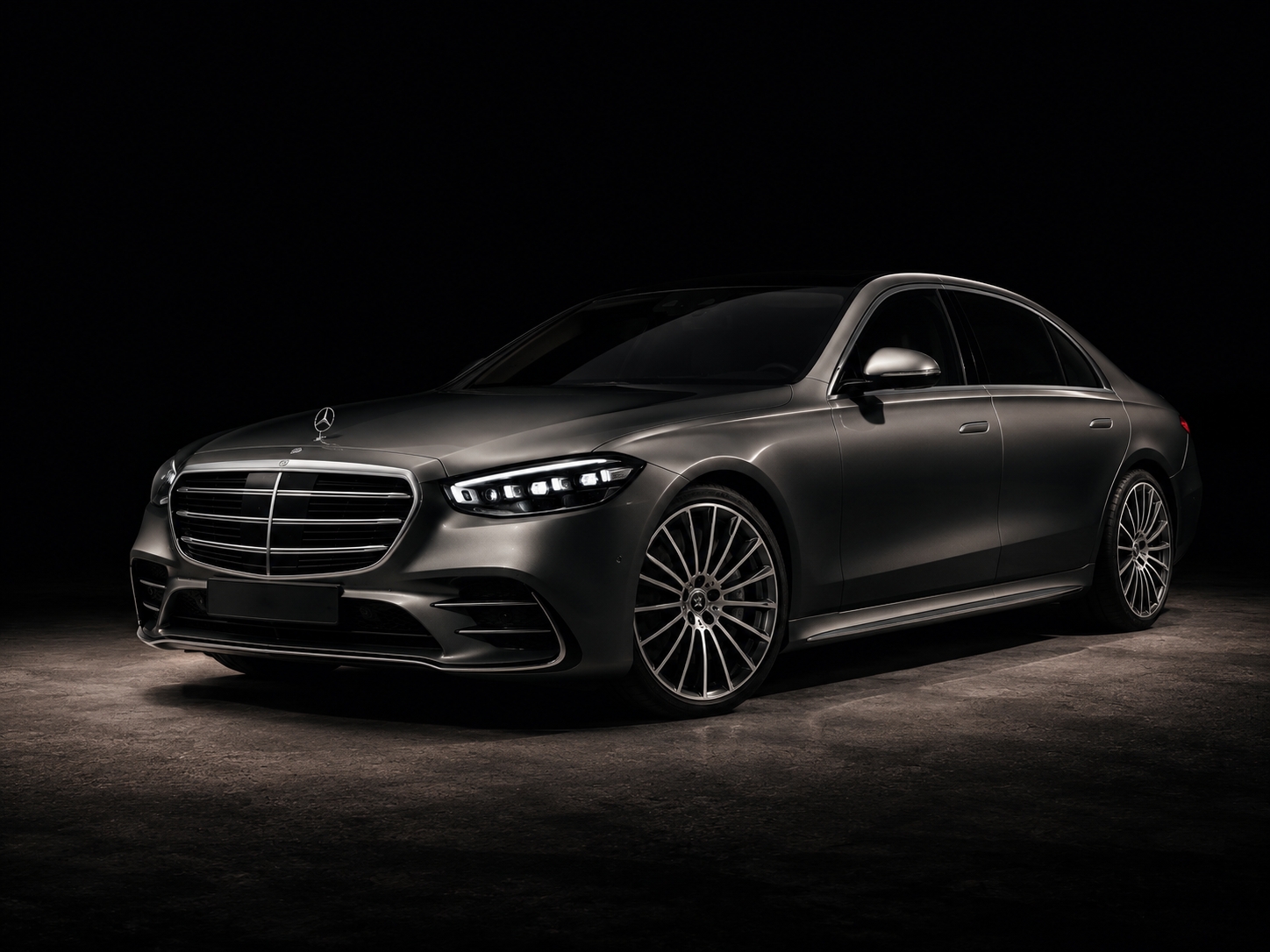 Mercedes-Benz S-class W223 с водителем для ПМЭФ-2026